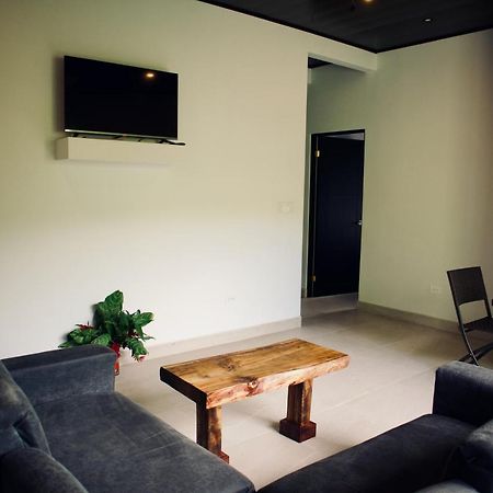 Jungle Home With King Beds -5 Minutes From The Beach أوفيتا المظهر الخارجي الصورة
