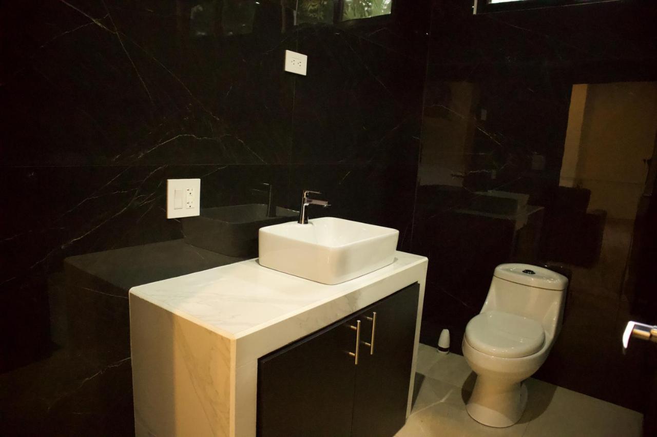 Jungle Home With King Beds -5 Minutes From The Beach أوفيتا المظهر الخارجي الصورة
