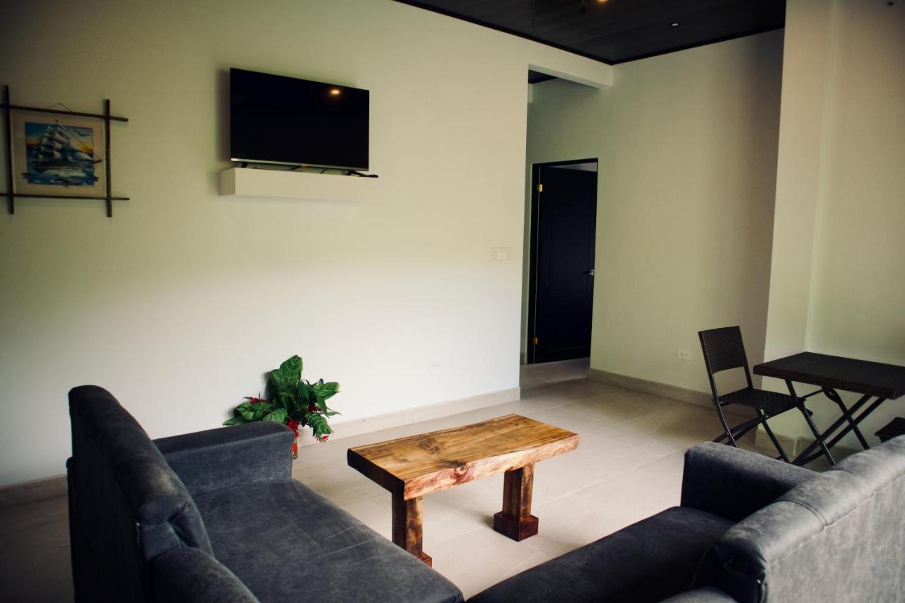 Jungle Home With King Beds -5 Minutes From The Beach أوفيتا المظهر الخارجي الصورة